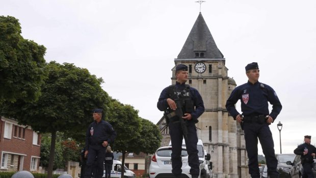 Prostor u kostela v Saint-Étienne-du-Rouvray střeží policie