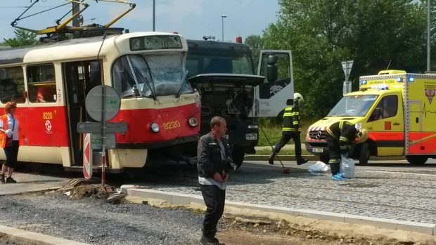 Tramvaj se u pražské Invalidovny srazila s nákladním autem, na místě je několik zraněných