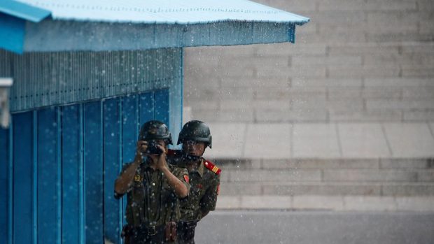 Severokorejští vojáci mají střežit hranice před hady, nakázal údajně Pchjongjang