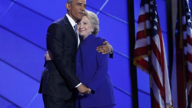 Americký prezident Barack Obama v objetí s kandidátkou demokratů Hillary Clintonovou na konventu ve Filadelfii