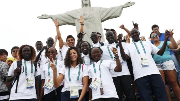 Olympijský tým uprchlíků pózuje v Riu pod sochou Krista Spasitele