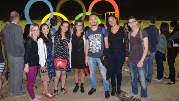 Skupina studentů z Brazílie a Tunisu a jejich nová kamarádka z Ria uprostřed