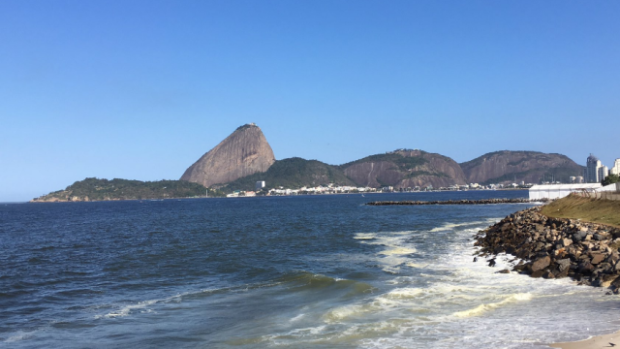 Pohled na zátoku Guanabara, ve které budou o medaile bojovat olympijští jachtaři