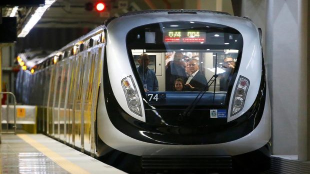 Brazilský prezident Michel Temer stojí v novém metru v Riu de Janeiru