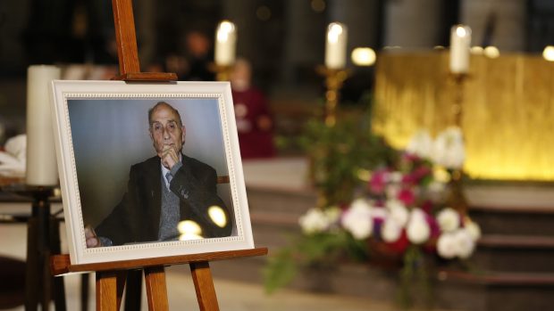 Tisíce lidí se v Rouenu rozloučily s knězem, kterého před týdnem zavraždili dva islámští útočníci