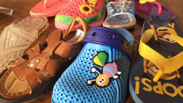 Ekologové testovali dětské boty na léto. Našli toxické olovo i nebezpečné ftaláty
