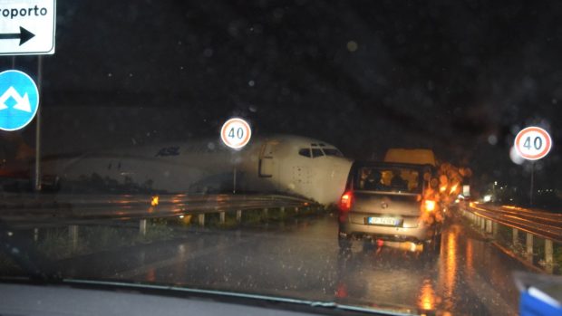 Letadlo na silnici vyfotil jeden z projíždějících a fotografii zveřejnil na Twitteru