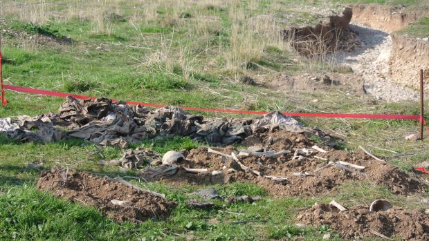 Masový hrob s ostatky jezídů, které zavraždil Islámský stát u města Sindžár