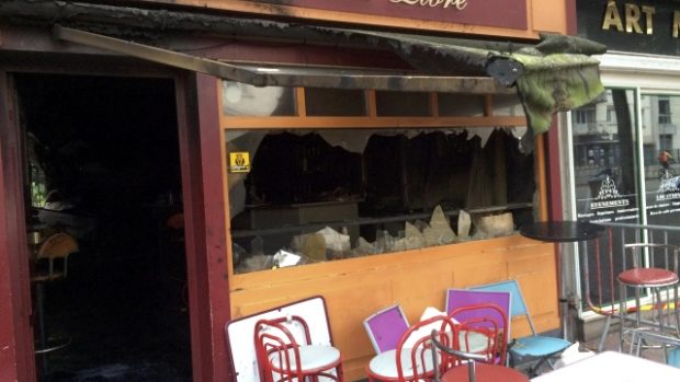 Požár baru ve  francouzském Rouen zavinil narozeninový dort. Svíčky na něm zapálily izolační materiál na stropě suterénu
