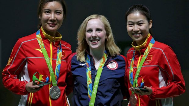 Američanka Virginua Thrasherová (uprostřed) zvítězila ve střelbě ze vzduchové pušky. Číňanka Tu Li (vlevo) byla druhá a krajanka I S&#039;-ling třetí