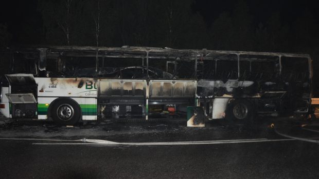 Na dálnici D10 u Mnichova Hradiště shořel autobus