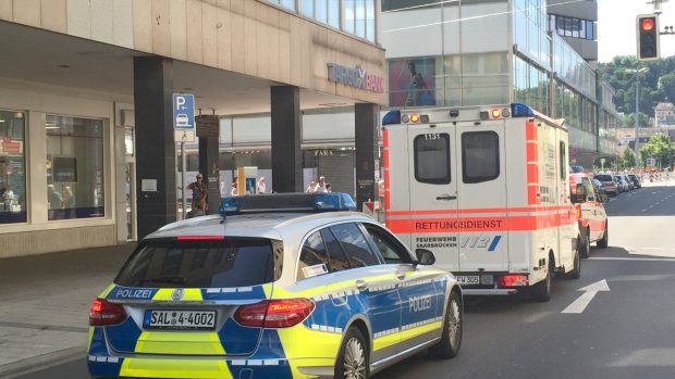 Policisté v Saarbrückenu muže zadrželi a odeslali do nemocnice