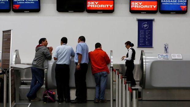 Potíže letecké společnosti postihly tisíce pasažérů na letištích po celém světě
