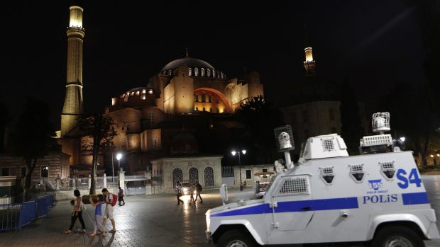 Turecký policejní vůz v historické čtvrti Istanbulu