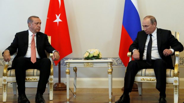 Prezidenti Erdogan a Putin na schůzce v Petrohradu