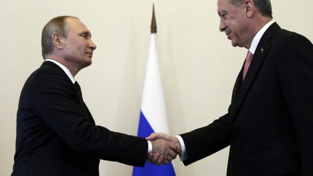 Vladimir Putin se vítá s tureckým prezidentem Erdoganem