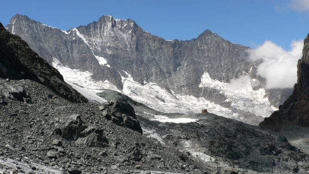Hora Dom (uprostřed) se nachází ve švýcarských Alpách