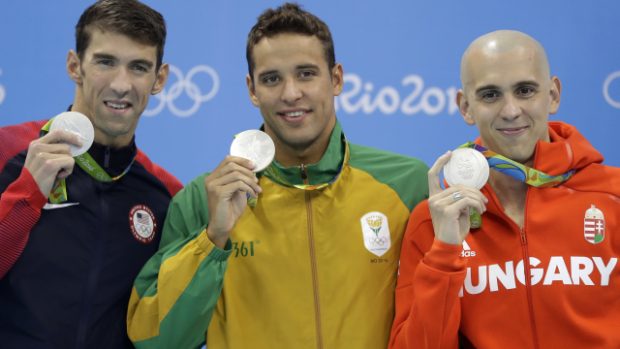 Stříbrní vítězové závodu na 100 metrů motýlek z Ria Američan Michael Phelps, Jihoafričan Chad Le Clos a Maďar Laszlo Cseh