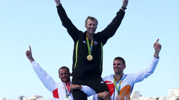 Ondřej Synek (vpravo) po převzetí olympijské medaile