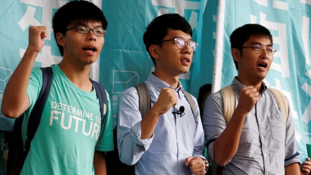 Hongkongští studentští vůdci (zleva) Joshua Wong, Nathan Law a Alex Chow
