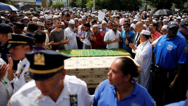 Členové newyorské muslimské komunity se modlí u rakve zavražděného imáma