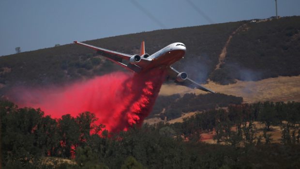 Letoun DC-10 bojuje s lesním požárem u Lower Lake v Kalifornii