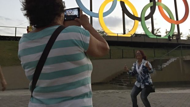 Rio si půjčilo olympijské kruhy z Londýna. Umístilo je do parku na severu města