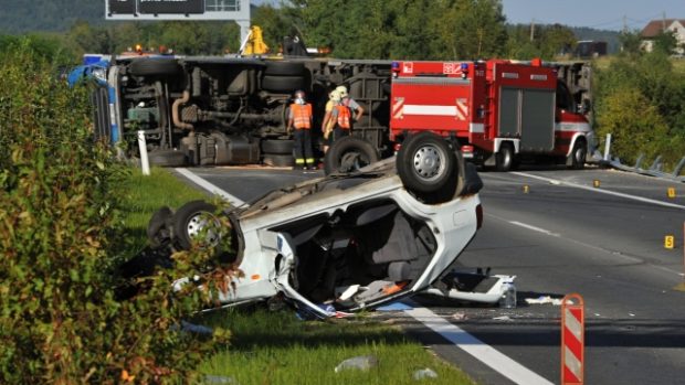 Jeden člověk zemřel a další lidé se zranili 17. srpna při nehodě kamionu a tří osobních aut na dálnici D5 nedaleko Mýta na Rokycansku
