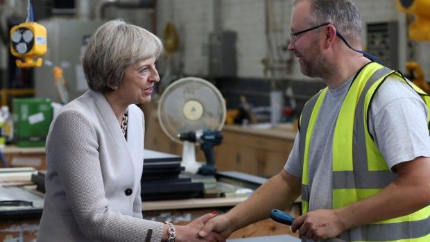 Britská premiérka Theresa Mayová na návštěvě londýnské továrny