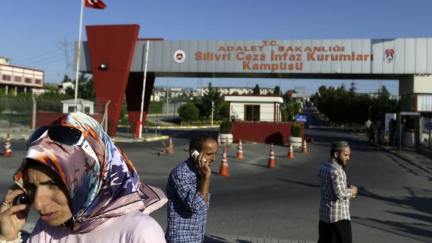 Turecko propustí 38 tisíc vězňů, aby mělo místo pro pučisty