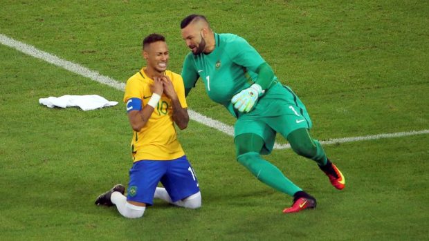 Kapitán brazilských fotbalistů Neymar a domácí brankář Weverton po úspěchu ve finále olympijského turnaje