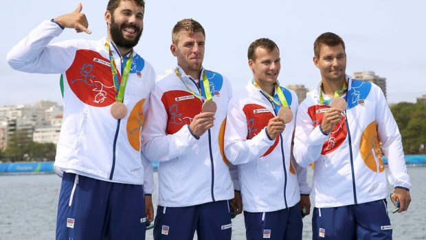 Posádka čtyřkajaku s bronzovými medailemi na krku.jpg