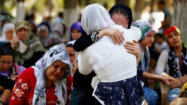 Lidé truchlí za oběti sobotního útoku na svatbě v jižním Turecku, kde zemřelo nejméně 50 lidí.