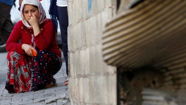 Turecko, Gaziantep. Žena poblíž místa, kde útočil sebevražedný atentátník