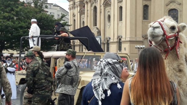 Odpůrci islámu na Staroměstském náměstí v Praze sehráli scénku představující invazi Islámského státu, vyděsili tím kolemjdoucí