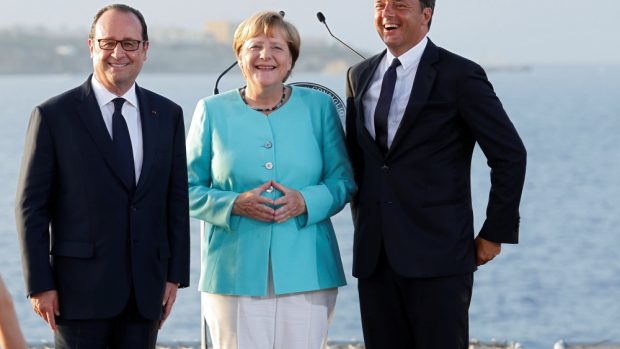 francouzský prezident François Hollande, německá kancléřka Angela Merkelová a italský premiér Matteo Renzi