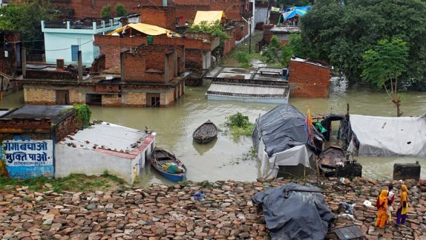 Povodně v Indii si vyžádaly už na 300 obětí, na obrázku jsou zaplavené domy na břehu řeky Gangy v Alláhábádu