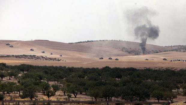 Turecko zahájilo pozemní a leteckou ofenzívu v syrském pohraničí