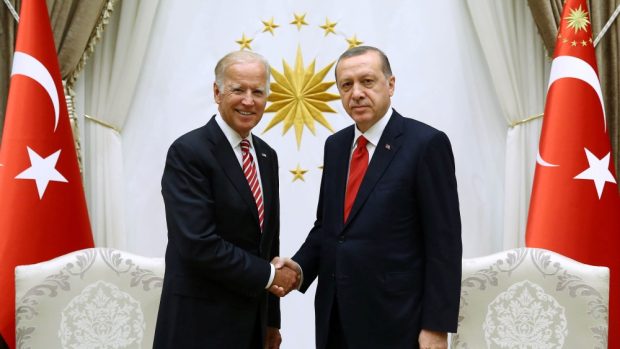 Americký viceprezident Joe Biden(vlevo) a prezident Turecka Recep Tayyip Erdogan
