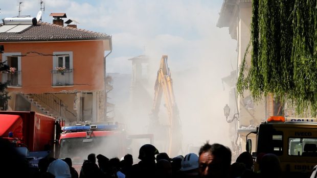 Další otřesy v italském Amatrice mezi sutinami zvedly prach