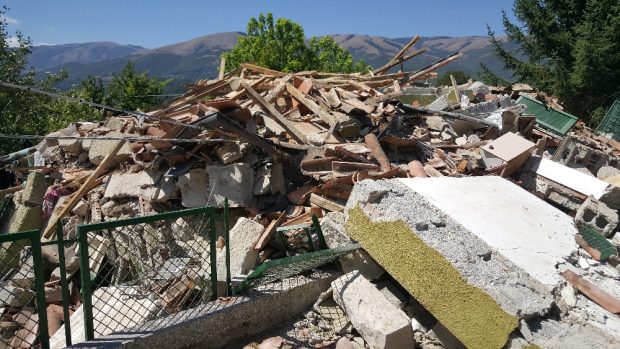 Následky tragického zemětřesení v italském městečku Illica