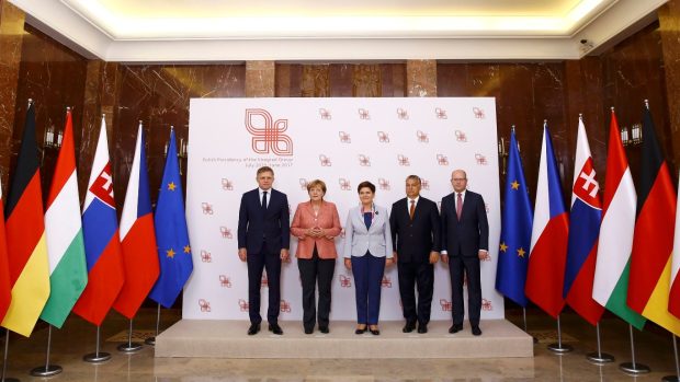 Schůzka lídrů zemí V4 a Německa ve Varšavě. Na snímku zleva slovenský premiér Fico, německá kancléřka Merkelová, polská premiérka Szydlová, maďarský ministerský předseda Orbán a český premiér Sobotka
