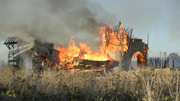 Kvůli požáru filmových kulis zasahovali hasiči v areálu filmových studií na Barrandově