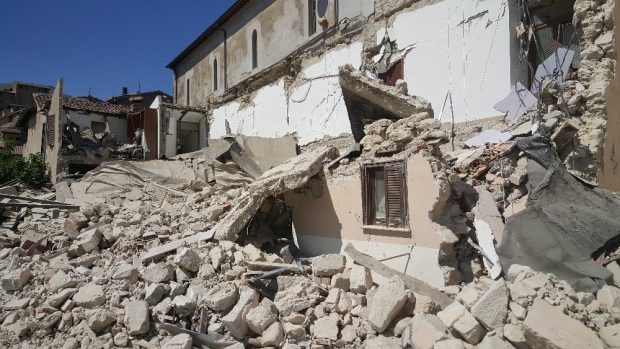 Následky zemětřesení v městečku Accumoli
