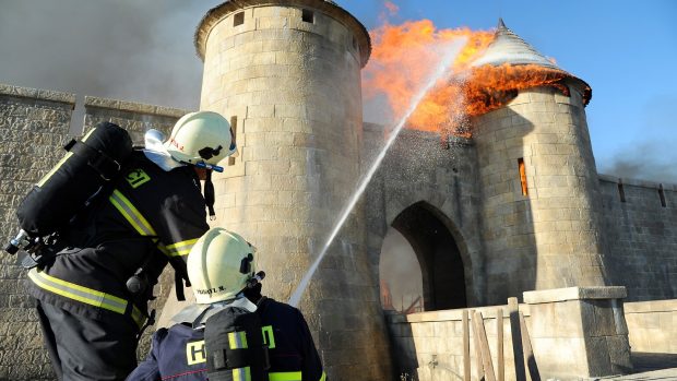 Zásah hasičů při požáru filmových kulis v ateliérech na Barrandově