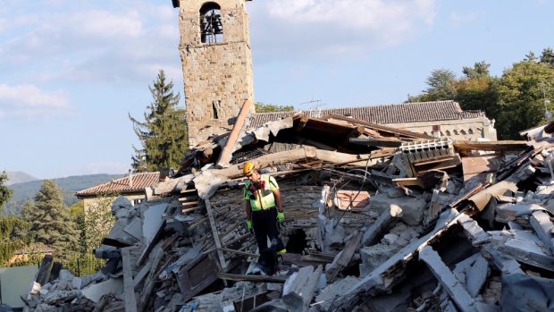 Policie se podle britského Guardianu zajímá především o zvonici v Amatrice