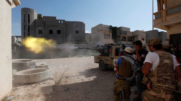 Libyjští bojovníci postupují do centra Syrty