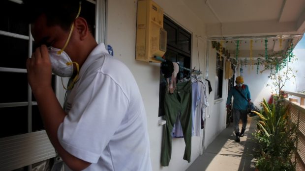 Pracovník Národní agentury pro životní prostředí ve čtvrti, kde se objevila nákaza virem zika