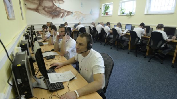 Ve věznici ve Vinařicích na Kladensku bylo slavnostně otevřeno call centrum, kde jsou zaměstnáni vězni