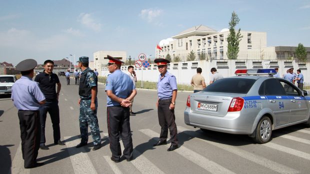 Na čínskou ambasádu v Biškeku zaútočil sebevražedný atentátník